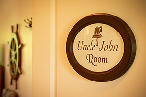 Uncle John Room Suite, Ocean Mist Guesthouse, Ucluelet, BC